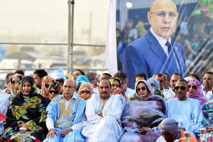 Le chef de l’État (à g.) aux côtés de Mohamed Ould Abdelaziz, lors d’un meeting de campagne, le 20 juin, à Nouakchott. © SIA KAMBOU/AFP