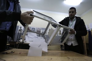Dépouillement des buletins de vote dans un bureau à Alger, le 12 décembre 2019. © Toufik Doudou/AP/SIPA
