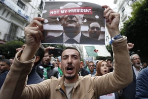 Des manifestants protestant dans les rues d’Alger, vendredi 13 décembre 2019, contre le nouveau président élu la veille, Abdelmadjid Tebboune. © Toufik Doudou/AP/SIPA