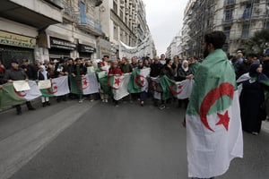 Des étudiants protestant dans les rues d’Alger, mardi 17 décembre 2019. © Toufik Doudou/AP/SIPA