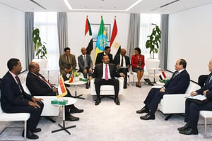 Sommet tripartite entre le Premier ministre éthiopien, Abiy Ahmed (au centre), le chef de l’État égyptien, Abdel Fattah al-Sissi(à sa g.), et Omar el-Béchir (à sa dr.), alors président du Soudan, le 10 février 2019, à Addis-Abeba. © Presidency of Egypt / Handout / Anadolu Agency/AFP