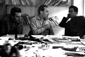 Le fondateur de Jeune Afrique, Béchir Ben Yahmed, entre Guy Sitbon (à gauche) et Mohamed Ben Smaïl (à droite), dans la salle de rédaction d’Afrique Action à Tunis, l’été 1960. © Archives Jeune Afrique-REA