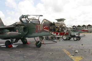 Un avion de l’armée ivoirienne est endommagé par l’armée française à l’aéroport de Yamoussoukro. © Reuters