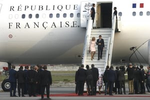 Le président Emmanuel Macron et son épouse Brigitte à leur arrivée en visite oficielle en Côte d’Ivoire vendredi 20 décembre. © AP/Sipa