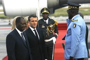Le président français Emmanuel Macron (d) et le président de Côte d’Ivoire Alassane Ouattara, à l’aéroport d’Abidjan, le 20 décembre 2019. © AP/Sipa
