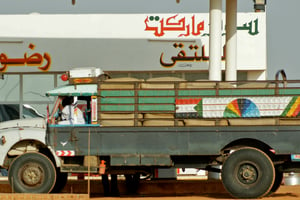 Un camion au Soudan © fiverlocker