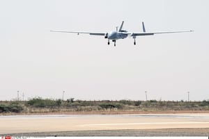Un drone Hartford de l’armée de l’air française se préparant à atterrir après une mission au-dessus du Mali, à la base militaire de Niamey, en 2013. © Anthony Jeuland/AP/SIPA