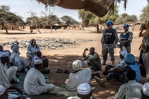 Les Casques bleus de la MINUAD ont rencontré des chefs communautaires dans le camp de Zam Zam pour les personnes déplacées près d’El Fasher, au nord du Darfour. © MINUAD / Mohamad Almahady