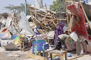 Des magasins ont été détruits après l’attentat à la voiture piégée à Mogadiscio, le 28 décembre 2019. © Farah Abdi Warsameh/AP/SIPA