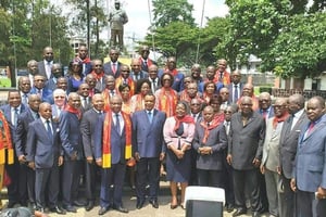 Denis Sassou-Nguesso (au centre) entouré des membres du Bureau politique du Parti congolais du travail (PCT), dont son nouveau secrétaire général Pierre Moussa (à la droite du président), lors de l’hommage rendu à Marien Ngouabi, le 31 décembre 2019 à Brazzaville. © DR