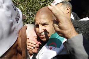 Lakhdar Bouregaâ lors de sa sortie de prison, à Alger, le 2 janvier 2020. © Toufik Doudou/AP/SIPA