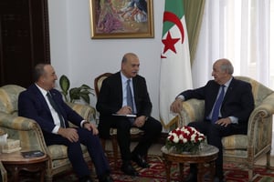 Le ministre turc des Affaires étrangères Mevlut Cavusoglu et le président algérien  Abdelmadjid Tebboune discutent de la crise libyenne à Alger, le 7 janvier 2020. © AP/SIPA