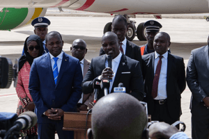 Le ministre sénégalais du Tourisme Alioun Sarr accueillant Akon à l’aéroport © Alioun Sarr, ministre du Tourisme et des transports aériens du Sénégal