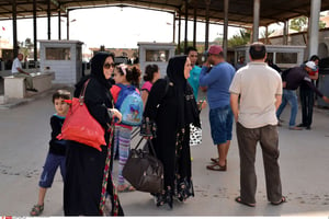 Des femmes libyennes traversent la frontière avec la Tunisie, en juillet 2014. © Ali Manssour/AP/SIPA