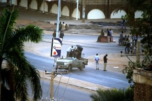 Des membres des services de sécurité soudanais tirent en l’air dans une de leur bases, dans un quartier du nord de Khartoum, le 14 janvier 2020. © AFP – Ashraf Shazly