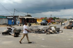 Traces de violences dans les rues de Libreville, lors des violences post-électorales, le 1er septembre 2016. © Joel Bouopda/AP/SIPA