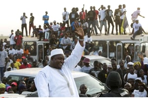 Le président gambien Adama Barrow salue la foule après son arrivée à l’aéroport de Banjul, en janvier 2017. © Jerome Delay/AP/SIPA