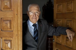 Hédi Baccouche, ancien Premier ministre de la Tunisie, dans sa maison à Tunis le 18 novembre 2013 © Portrait de Hédi BACCOUCHE.  Photo de Ons Abid pour Jeune Afrique