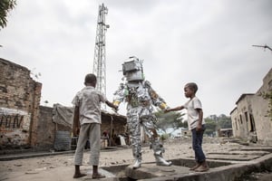 Le créateur Kongo Astronaut dans un quartier de Kin. © Renaud Barret/le pacte