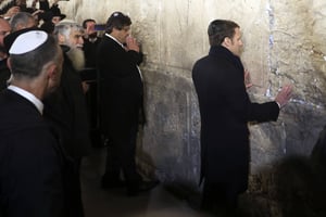 Emmanuel Macron lors de sa visite dans la vieille ville de Jérusalem, le 22 janvier 2020. © Mahmoud Illean/AP/Sipa