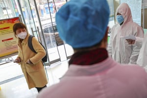 Des travailleurs du secteur de la santé, en Chine, à Wuhan , le 27 janvier 2020. © AP/SIPA