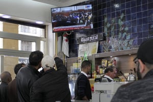 Les consommateurs d’un café algérien regardent le procès d’Ahmed Ouyahia à la télévision, le 4 décembre 2019 © Doudou Toufik/AP/SIPA