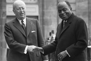 Jacques Foccart, secrétaire général pour la Communauté et les affaires africaines, et le président ivoirien Félix Houphouët-Boigny, à Paris, en 1973 © AFP