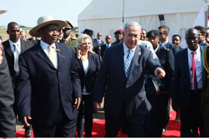 Le Premier ministre israélien Benyamin Netanyahou lors de sa dernière visite à Entebbe, en juillet 2016. © Stephen Wandera/AP/SIPA