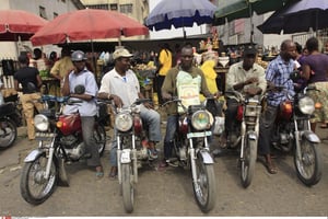 Des pilotes de moto-taxis attendent des clients sur un marché de Lagos, Nigeria (photo d’illustration). © Sunday Alamba/AP/SIPA
