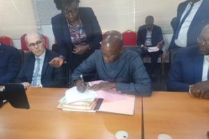 Mamadi Camara, ministre de l’Économie et des Finances, paraphe le nouvel accord de concession de l’aéroport de Conakry, le 3 février 2020 © Mamadi Camara (Twitter)
