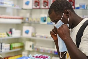 Un homme achète un masque pour se protéger du coronavirus, en Zambie, le 6 février 2020. © Emmanuel Mwiche/AP/SIPA