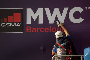 Un employé prépare les panneaux de bienvenue pour le World Mobile Congress 2020. © Emilio Morenatti/AP/SIPA