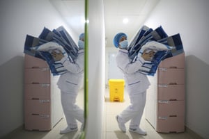 Un travailleur prépare des fournitures médicales à l’hôpital Jinyintan, à Wuhan. © AP/SIPA