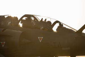 Une patrouille de deux Mirage 2000D du détachement chasse stationné à N’Djamena, au Tchad, a conduit une mission d’appui aérien rapproché au-dessus de la ville de Birao. © État-major des armées
