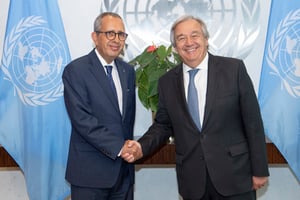 Le représentant permanent de la Tunisie à l’ONU, Moncef Baati, et le secrétaire général des Nations unies, Antonio Guterres, en septembre 2019. © UN Photo/Eskinder Debebe