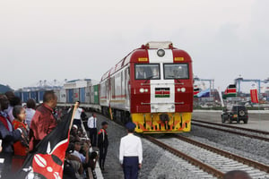L’obligation de transport ferroviaire des containers entre Mombasa et Nairobi a bouleversé le secteur de la logistique au Kenya. © Khalil Senosi/AP/SIPA