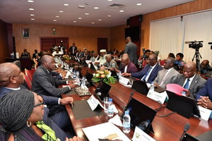 Le Premier ministre ivoirien, Amadou Gon Coulibaly (à g. au micro), lors d’une séance du dialogue sur le code électoral, le 17 février 2020 à Abidjan. © DR / Primature ivoirienne.