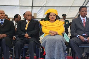Le Premier ministre du Lesotho, Thomas Thabane, et sa future épouse, Maesaiah Thabane, lors de sa prise de fonctions, à Maseru le 16 juin 2017. © AFP – Samson Motikoe