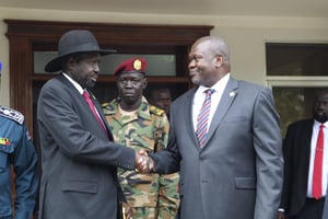 Le président Salva Kiir (gauche) et le leader de l’opposition Riek Machar, lors d’une rencontre en 2019. left, and opposition leader Riek Machar, right, shake hands after meetings Sunday Oct. 20, 2019, to discuss outstanding issues to the peace deal. Machar made an impassioned plea to a visiting United Nations Security Council delegation that met with him and President Salva Kiir, to urge speedier progress in pulling the country out of a five-year civil war. © AP Photo/Sam Mednick