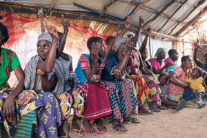 Dans un site de déplacés internes, des femmes signalent le nombre d’enfants enlevés à leur famille pendant le conflit dans la province de Tanganyika. © HCR/Colin Delfosse