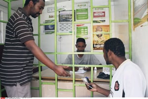 Une agence M-Pesa à Nairobi. © Sayyid Abdul Azim/AP/SIPA/2011.