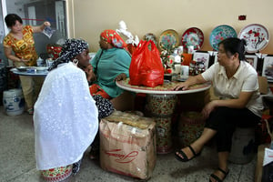 Des femmes dans un commerce de Lagos, Nigeria. © SUNDAY ALAMBA/AP/SIPA