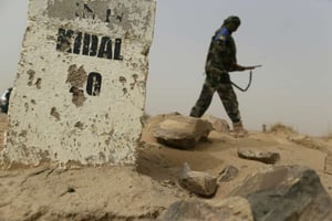Un soldat malien s’apprête à entrer dans Kidal, le 26 juillet 2013. © AFP – Kenzo Tribouillard