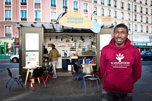 Abdoulaye Ba près de la boutique qu’il tient avec Codou Ba sous le métro aérien, station Stalingrad. © Vincent Fournier/JA