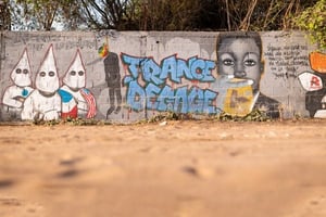 Graffiti sur un mur de Dakar, le 5 mars. © Clément Tardif pour JA