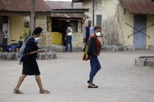 Des femmes portant des masques de protection le 28 février 2020 au Nigeria, où un premier malade du Covid-19 a été diagnostiqué. © Sunday Alamba/AP/SIPA