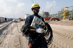 Un ouvrier sur le chantier de construction de la raffinerie Dankote, en construction  dans le district Ibeju Lekki à Lagos, Nigeria. © REUTERS/Akintunde Akinleye