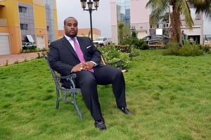 Karim Keïta dans les jardins de son bureau à la cité du Niger à Bamako, le 3 mai 2014. © Emmanuel DAOU BAKARY pour Jeune Afrique