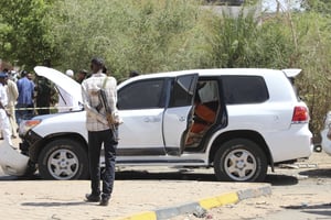 Des policiers soudanais se tiennent à côté de véhicules qui faisaient partie du convoi du Premier ministre Abdalla Hamdok à Khartoum, au Soudan, le 9 mars 2020. © AP Photo/Marwan Ali