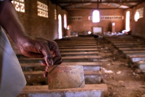 Un rescapé montre sa carte d’identification ethnique dans l’église de Ntarama, où 5 000 personnes ont été massacrées en avril 1994 (Archives) © REUTERS/Antony Njuguna